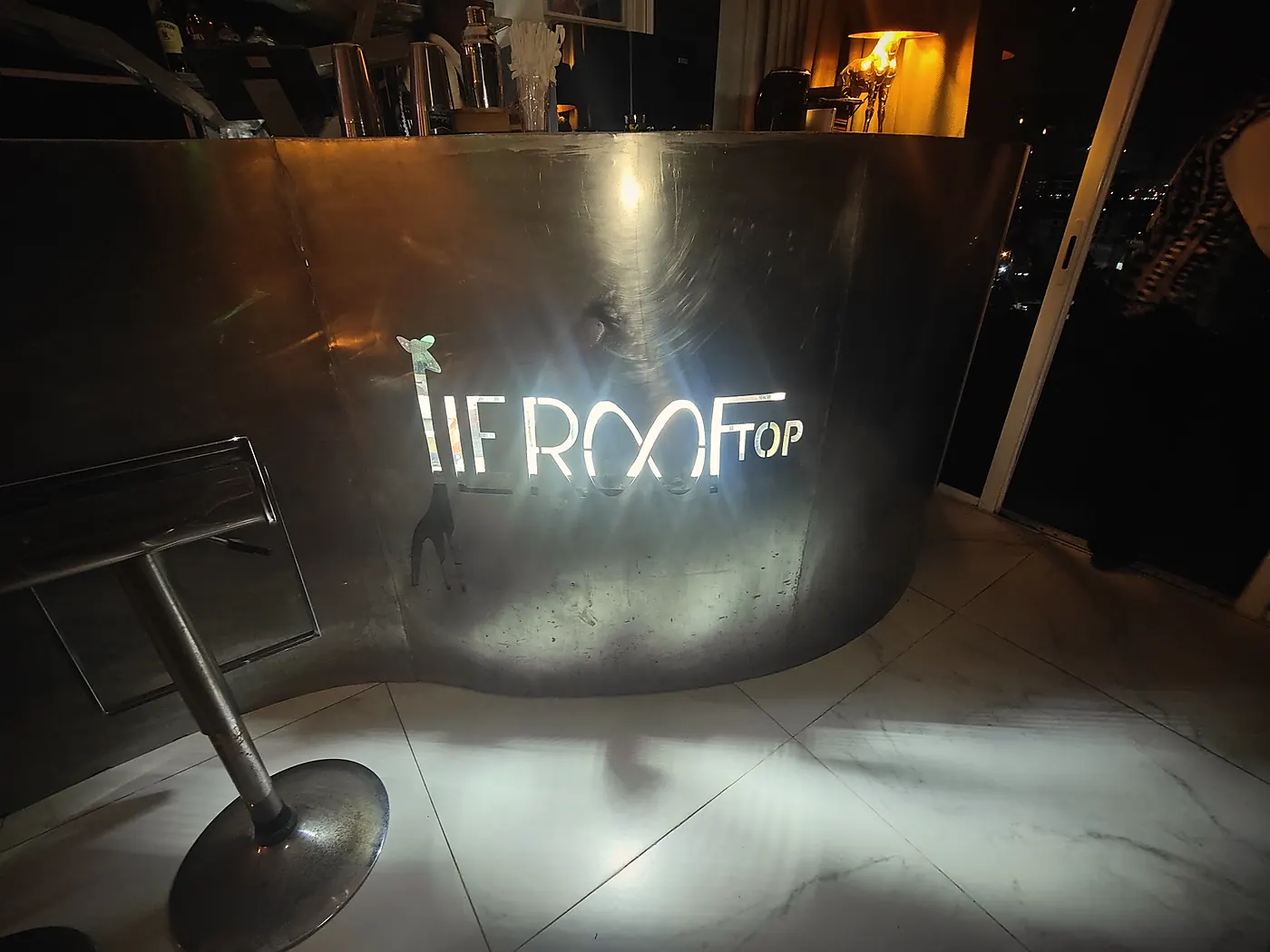 Le comptoir en métal brossé gravé du logo Le Roof Top