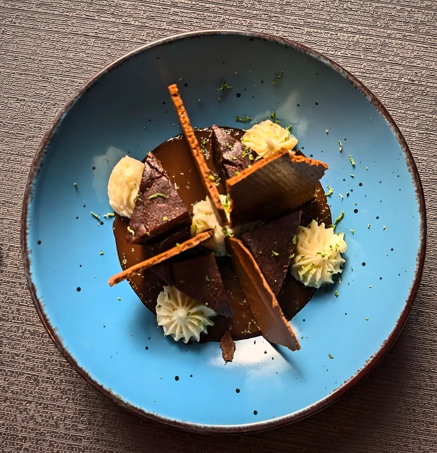 Douceur au chocolat, tuiles croquantes et pointes de crème