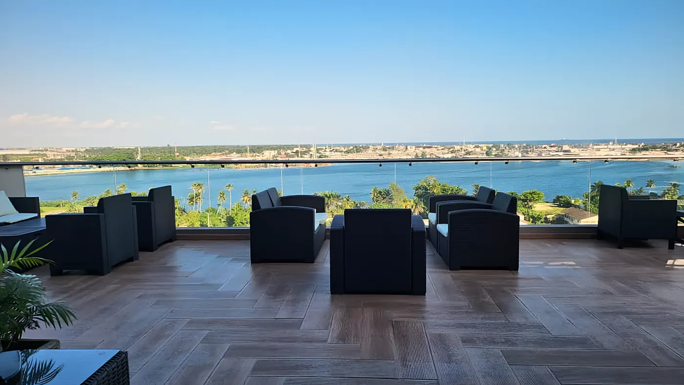Les salons de la terrasse face à la lagune
