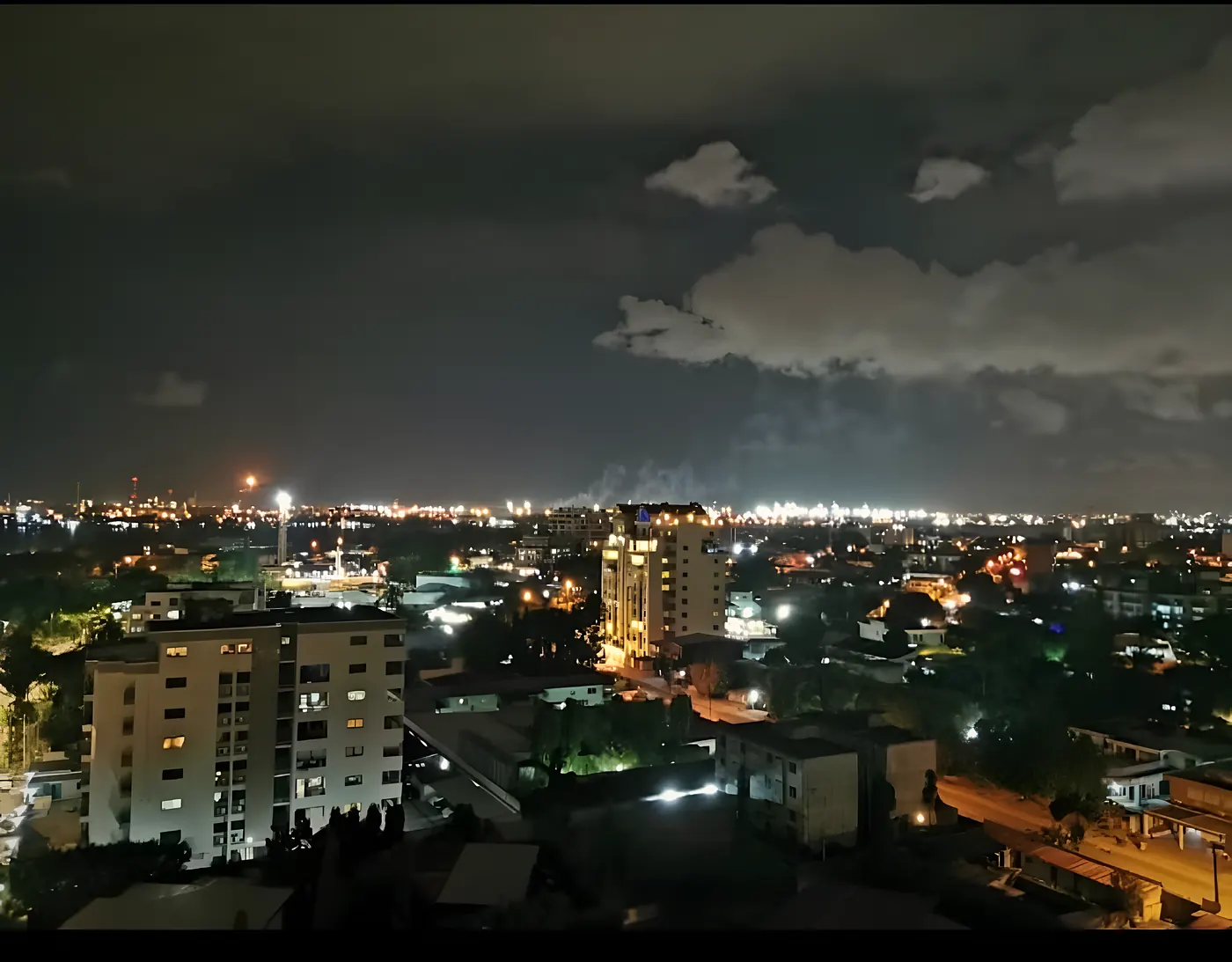 Abidjan de nuit vue depuis le toit, les lumières jusqu'à l'horizon